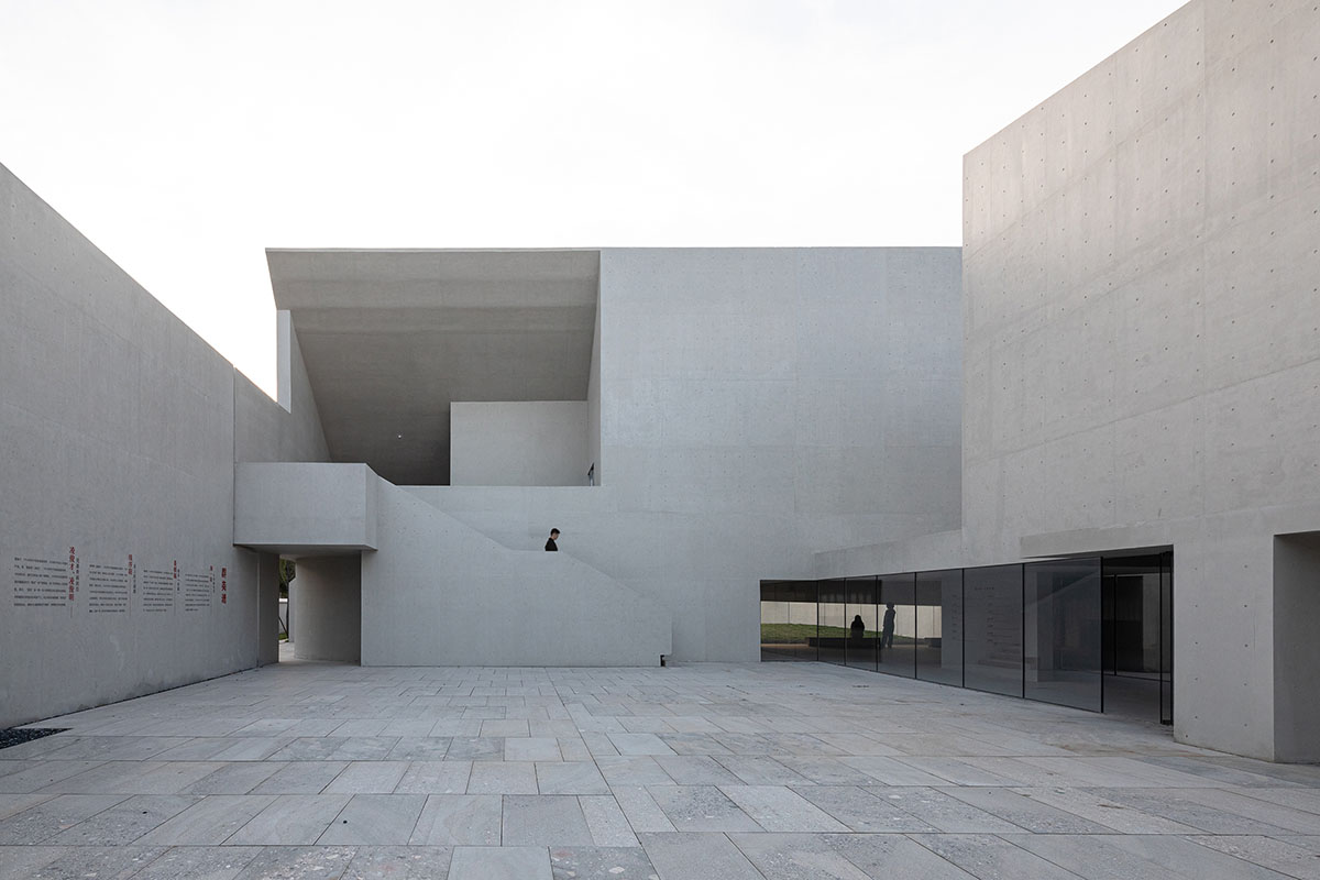 Atelier Deshaus built a memorial with enclosed walls to create a