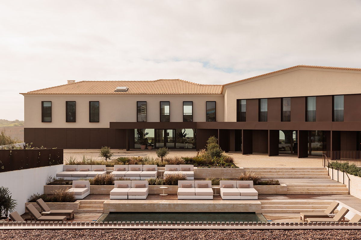 Pedra Silva Arquitectos renovates boutique hotel with articulated façade elements on a hilltop 
