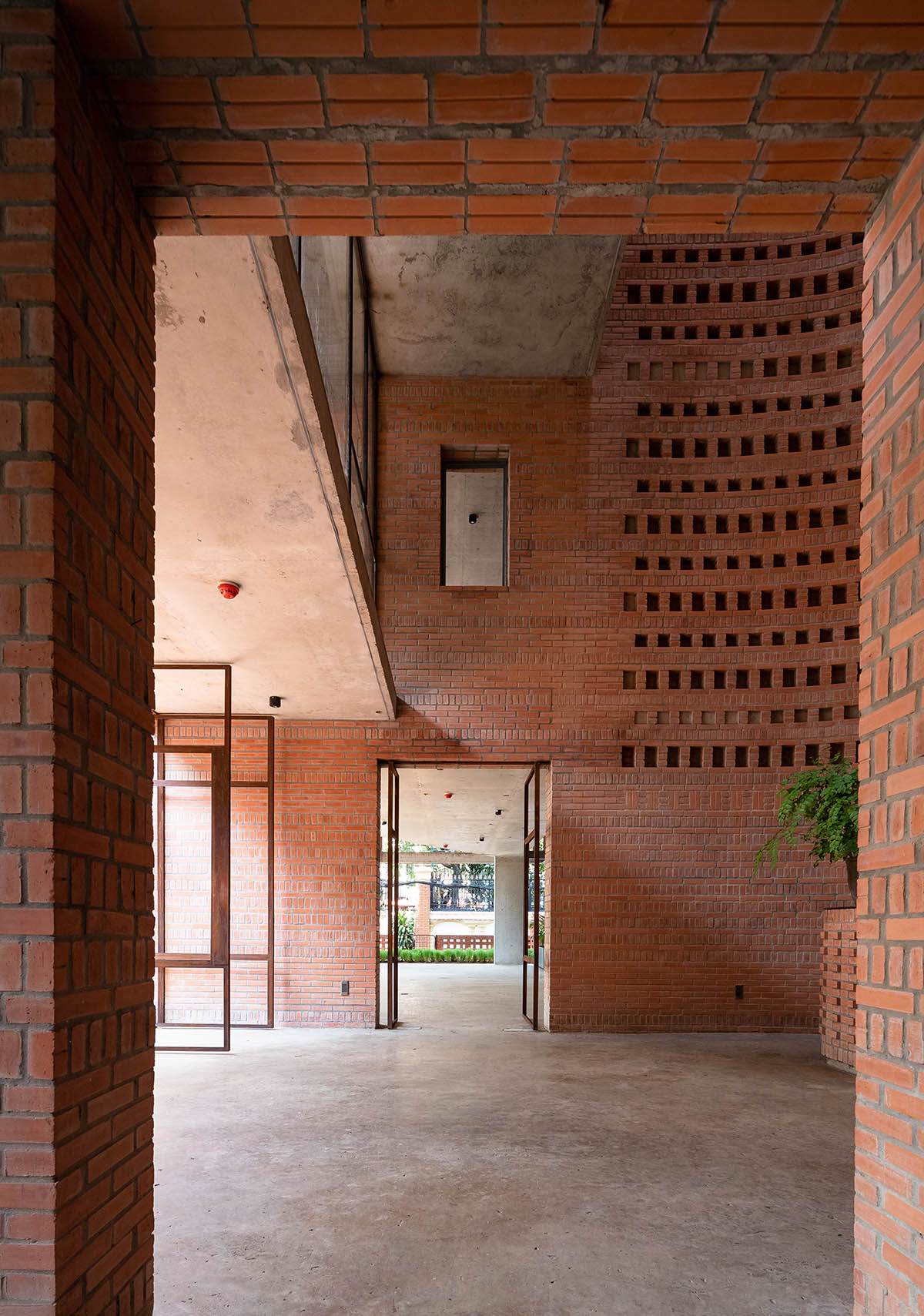 Tropical Space built an office building with a continuous vertical void in Vietnam 