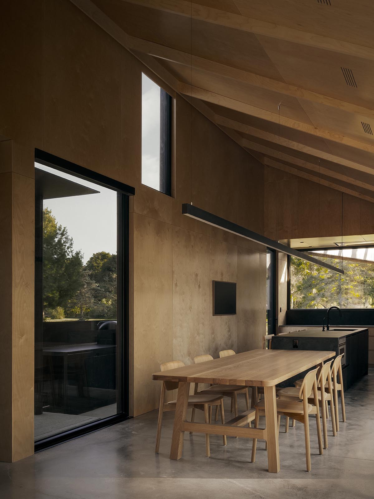 South Bay House portrays its mesmerizing surroundings with spacious windows in Ontario