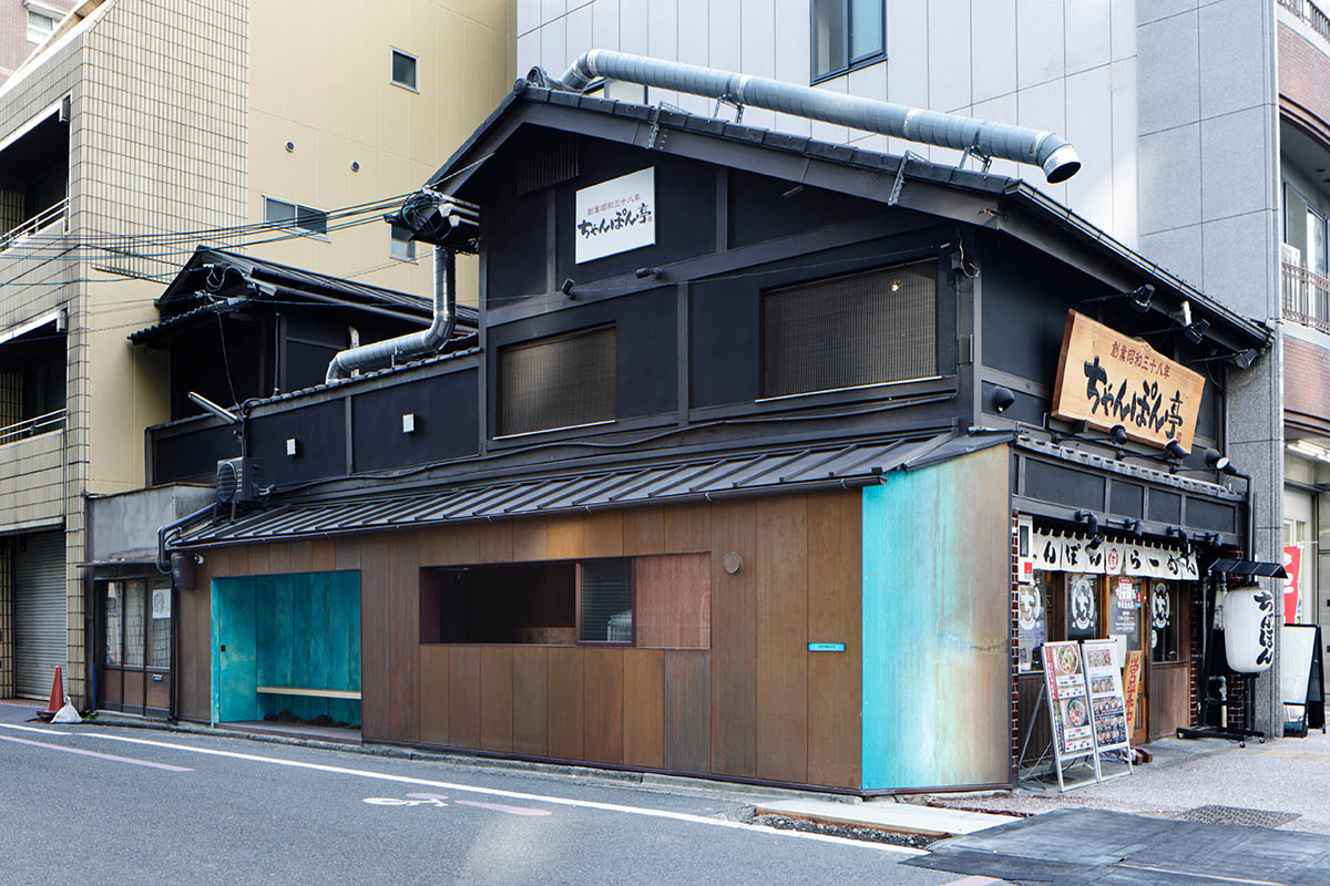 The one-meter-deep cafe invites customers with its patina color on its facade in Kyoto