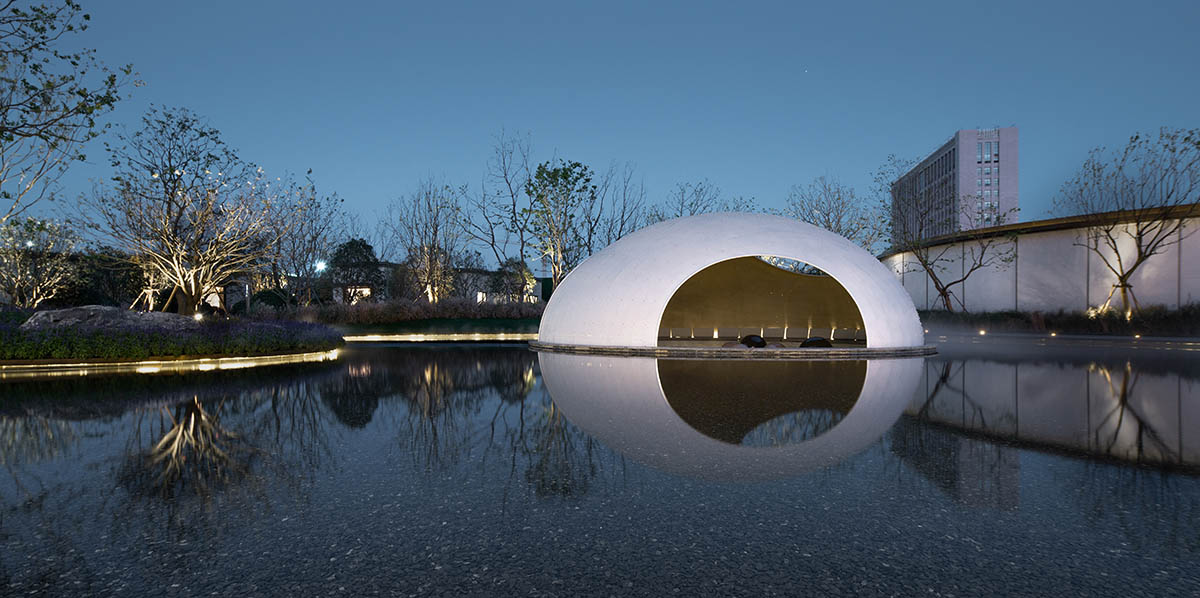   A thin-shell pavilion inspired by the bionic weaving appearance of birds' nests sits on a pool 