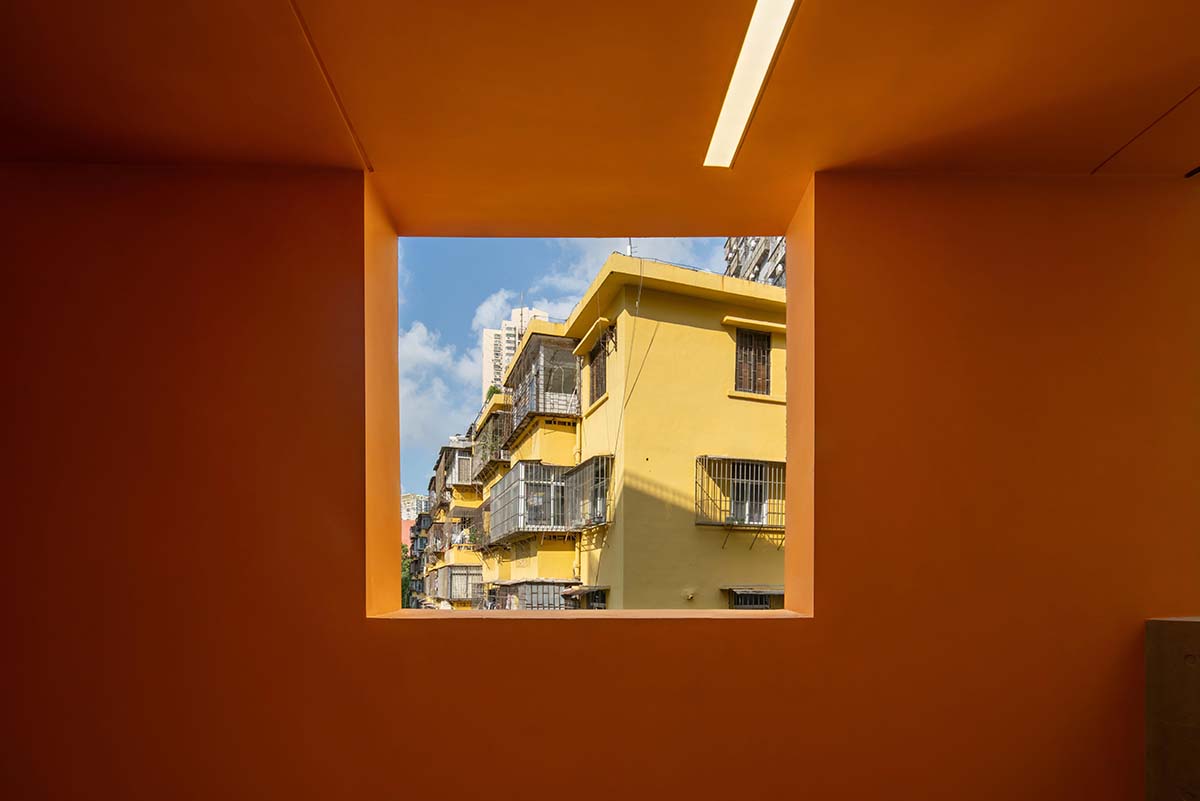 The school features large cracked slabs that serve as walls in the center of Shenzhen city