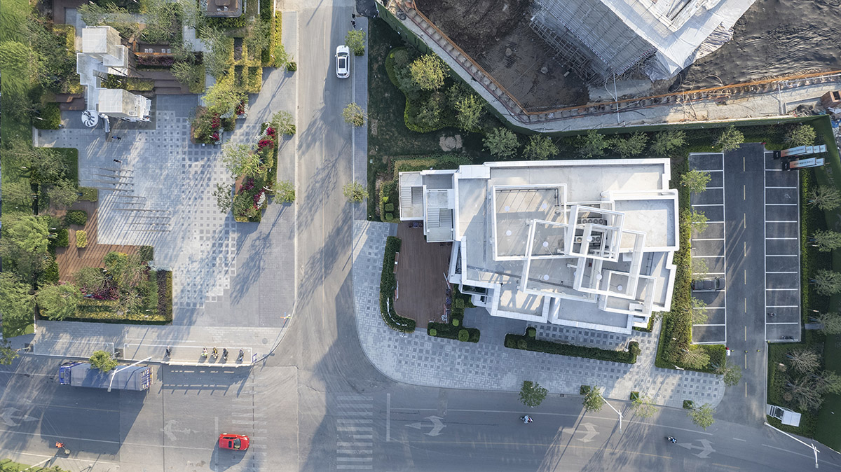 Wutopia Lab completes a Living Theatre Mount with white stacked volumes in China