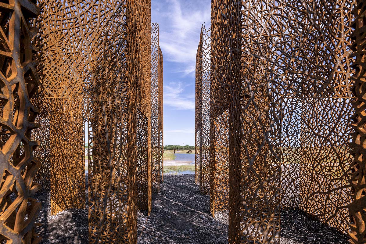 Field Conforming Studio installs steel sculpture with nine hollow columns in Tangshan