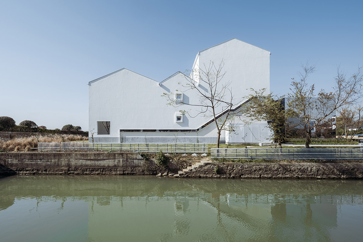 Wutopia Lab creates continuous shell for White Suzhou Section Homestay in China 