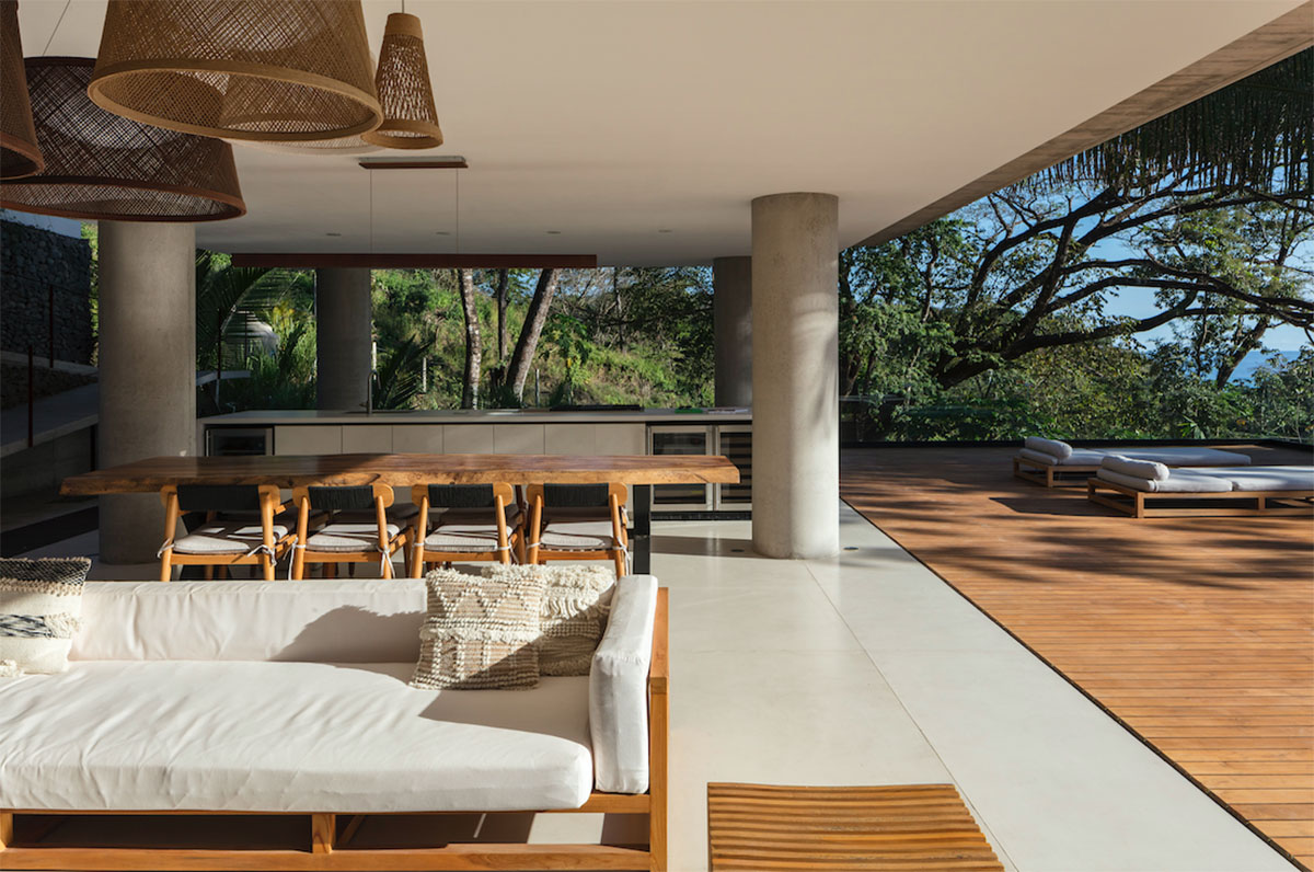 VOID completes Guarumo Residence with staggered volumes in Costa Rican tropical landscape 