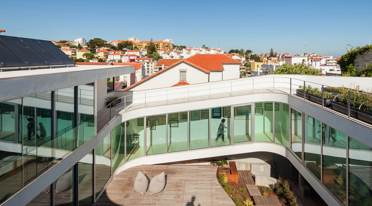 Antonio Costa Lima designs continuous inner gallery in Portugese house to overcome windowless fa&ccedil;ade