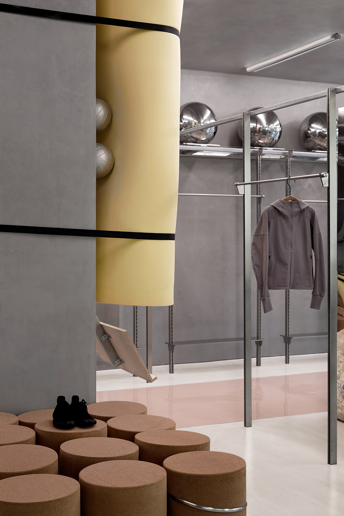 Sò Studio creates metallic interior for showroom in Hangzhou