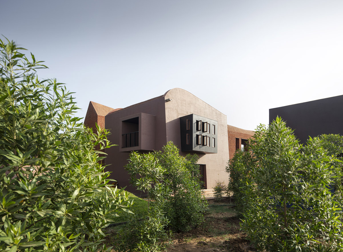 A school built from tilted brick vaults evoke a child's freedom in India
