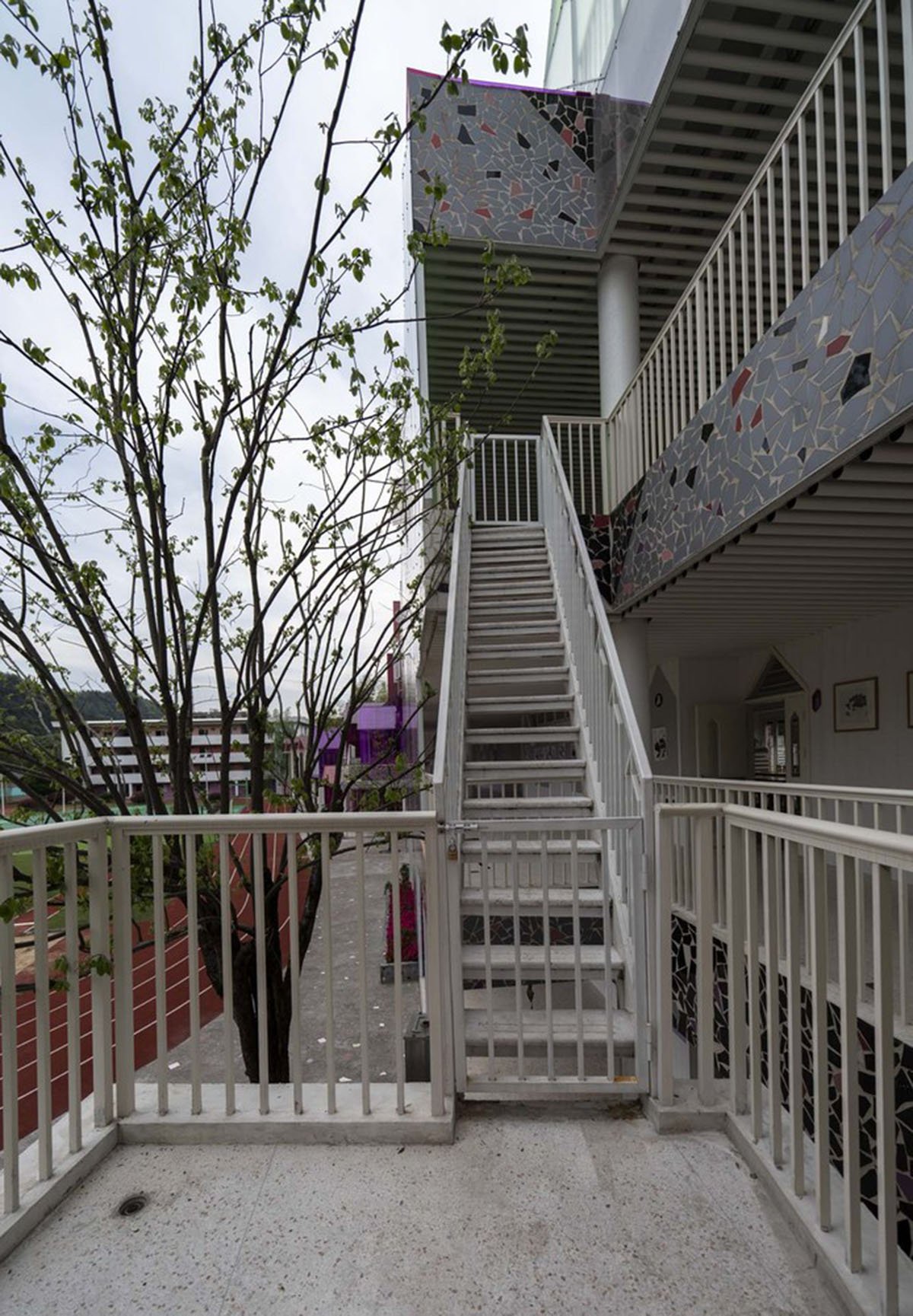 This colourful cottage-like primary school acts as a miniature mountain village in Hangzhou