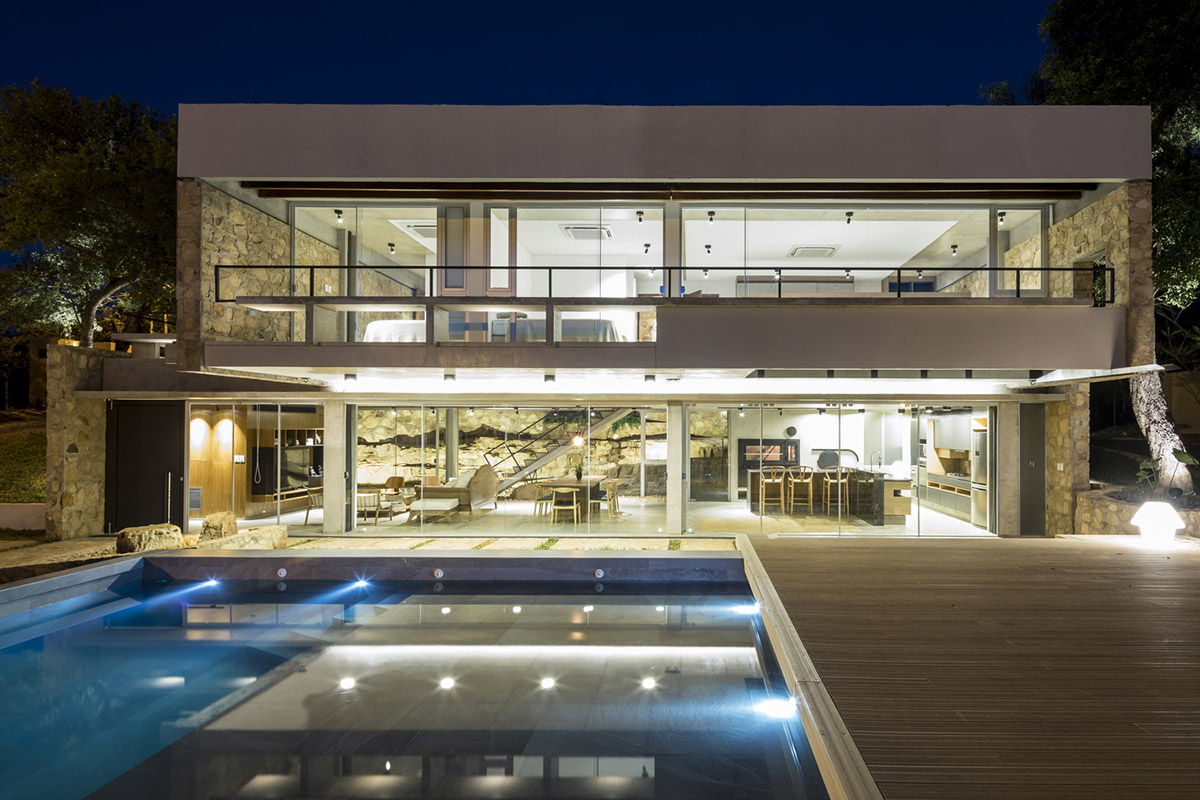 OMCM arquitectos brings rocky landscape inside of this weekend house in Paraguay