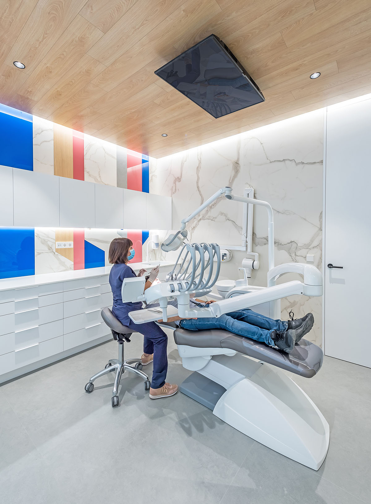 Pablo Muñoz Payá Arquitectos completes Comisura Dental Surgery with bright and colorful interiors
