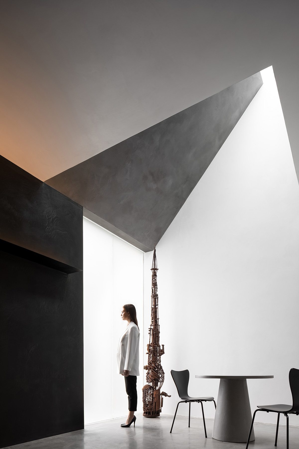 JG Phoenix creates paint-like interiors harmonized with geometric cut-outs for showroom in China