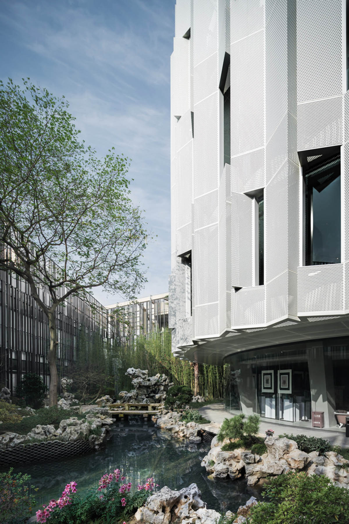 An Art Museum veiled by pleated aluminium panels creates mysticism between inside and outside