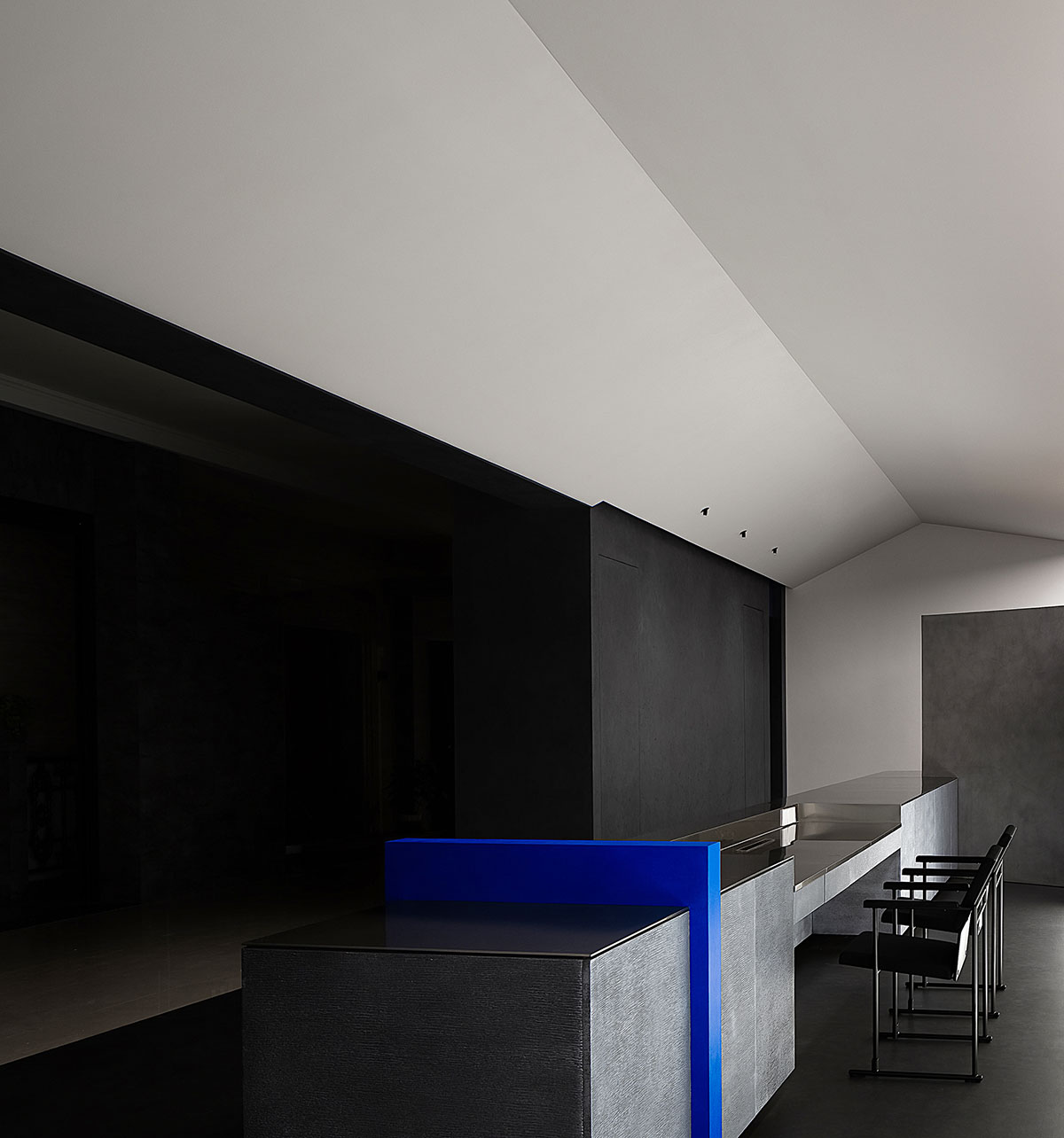 AD ARCHITECTURE creates artistic paint showroom with with irregular geometric lines in China