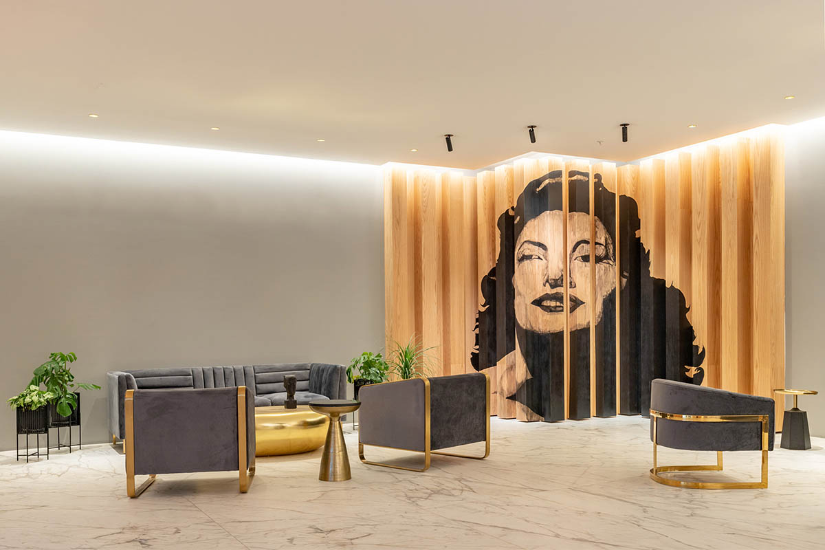 Carlos Zapata completes Unique tower with curved glass skin in Quito