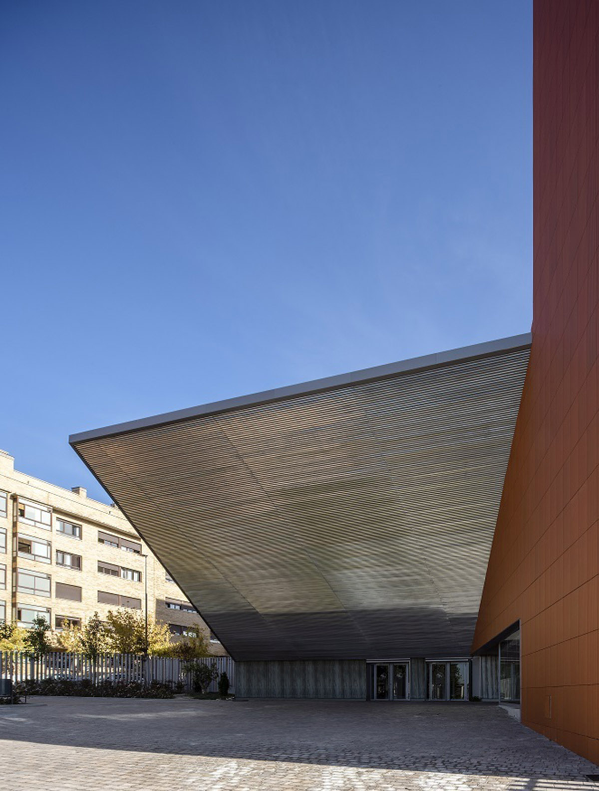 Ramón Fernández-Alonso built church complex with inclined surfaces dressed by warm colors in Madrid