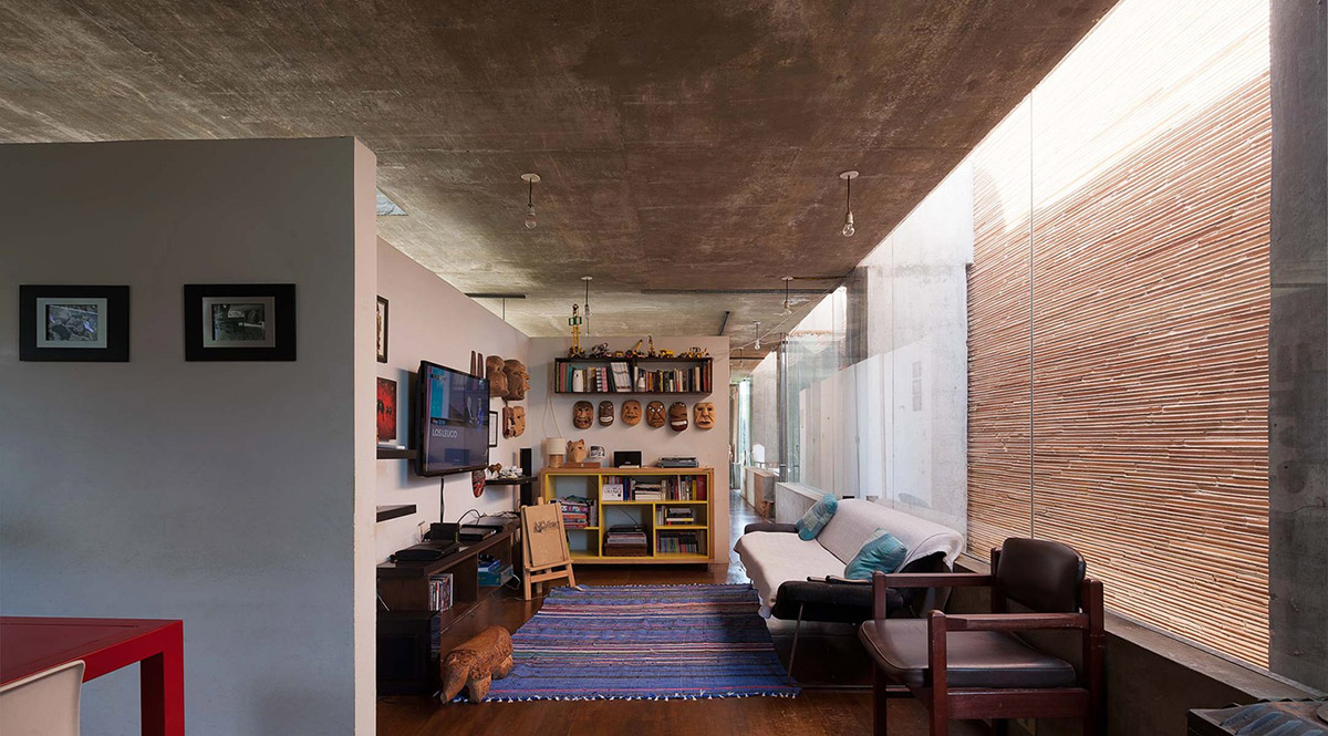 TDA uses mega cantilevered concrete block as a roof and social gallery for a house in Paraguay