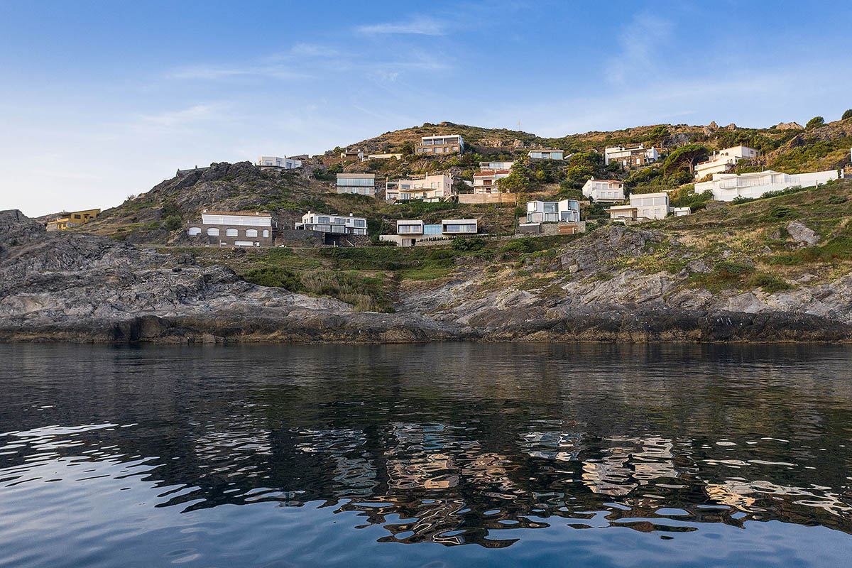 Marià Castelló Architecture completes family house with on a hilly topography in Spain 