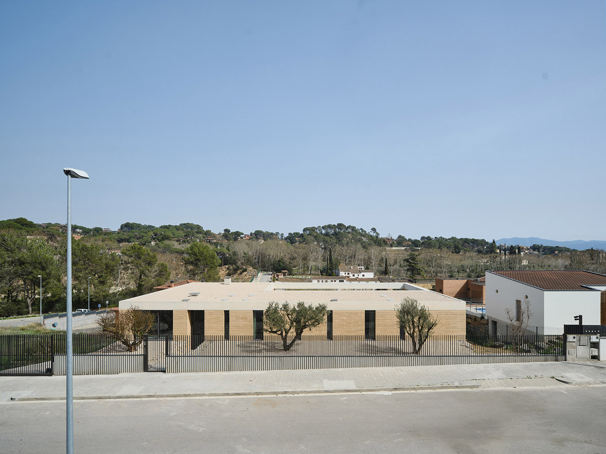 Atheleia Arquitectura completes Casa Artiga with rammed earth walls in Barcelona 