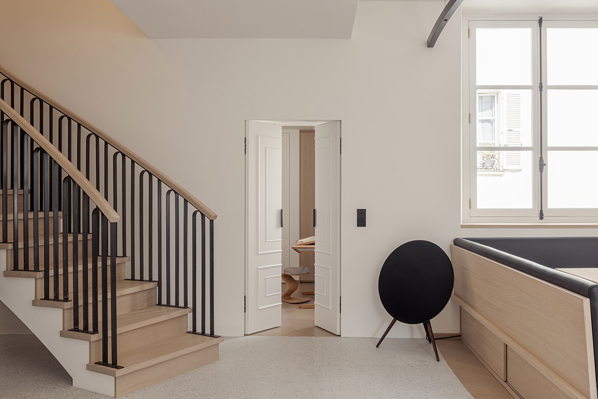 noa* converts 18th century hotel in Paris into an apartment with curved lines and scent of wood