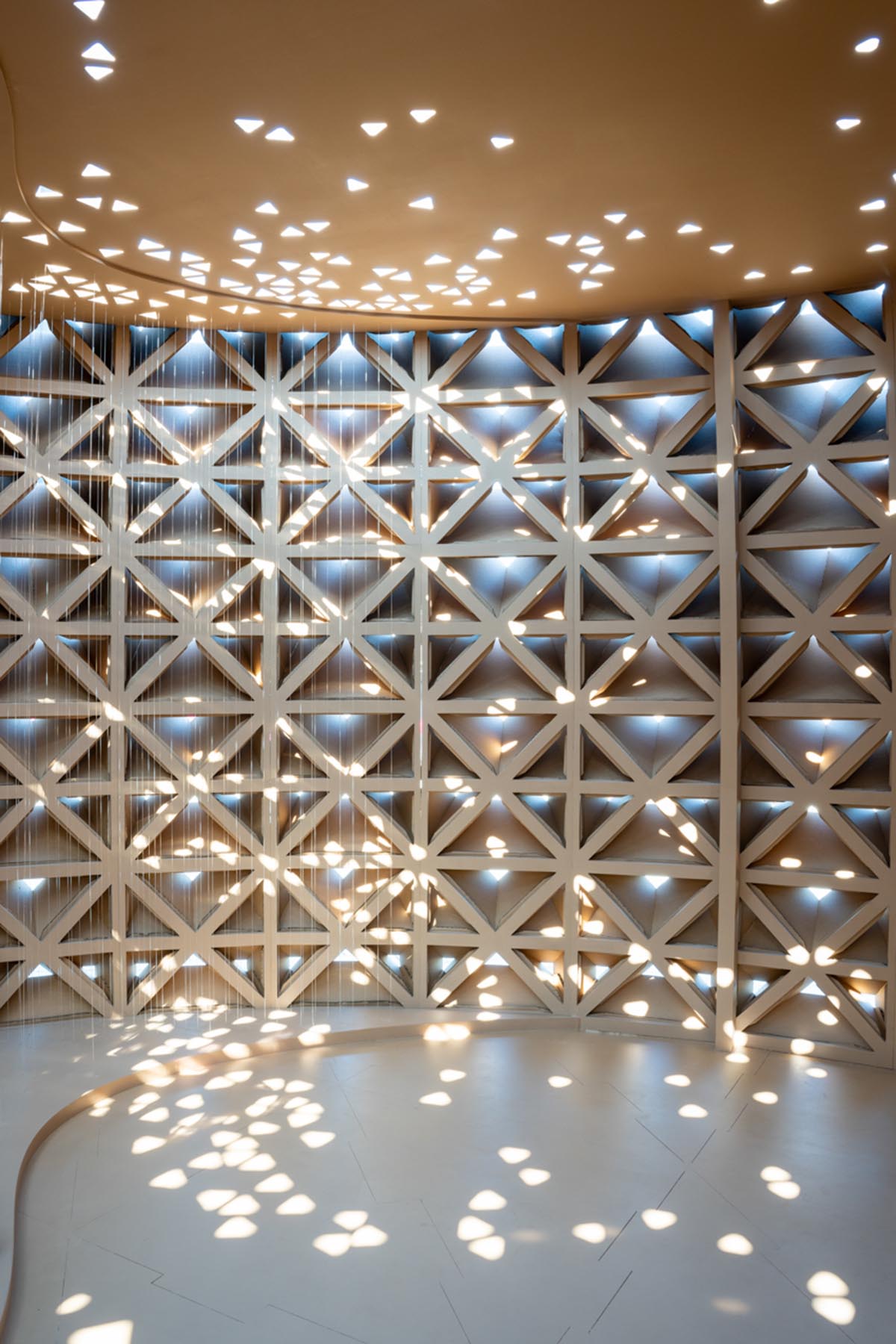 Deond wraps pavilion with 3D corrugated cardboards referencing