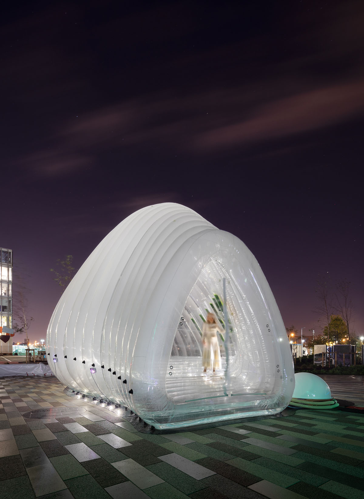 ecoLogicStudio installs air bubble air-purifying eco-machine at COP26 in Glasgow