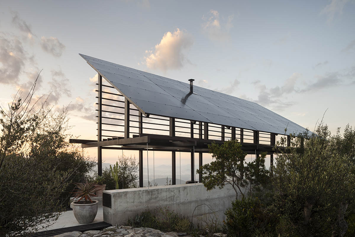 Espina Pavilion embraces structural and visual balance with minimal footprint on Mexican hills 