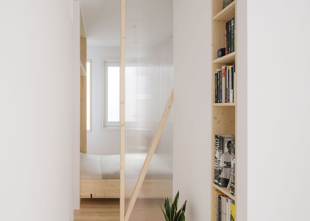 P+S Estudio de Arquitectura renovates Madrid's old apartment with moveable polycarbonate walls 