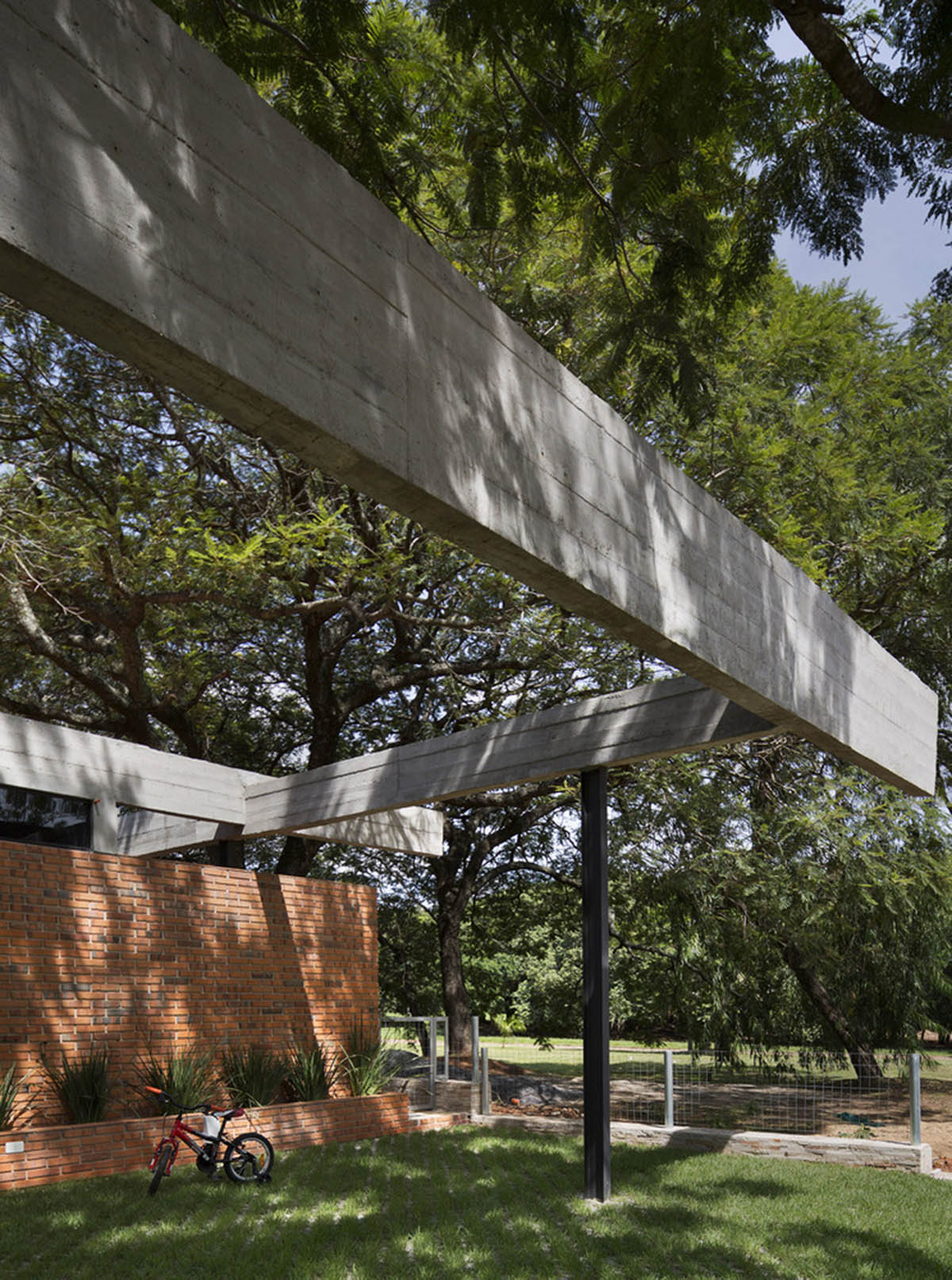 Concrete roof slabs and surfaces freely fly over this brick house in Paraguay by Culata Jovái Group