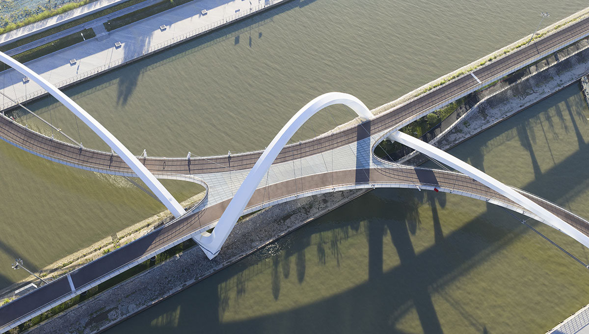 Zaha Hadid Architects reveals the silk-inspired bridge of Hangzhou with a sinuous form