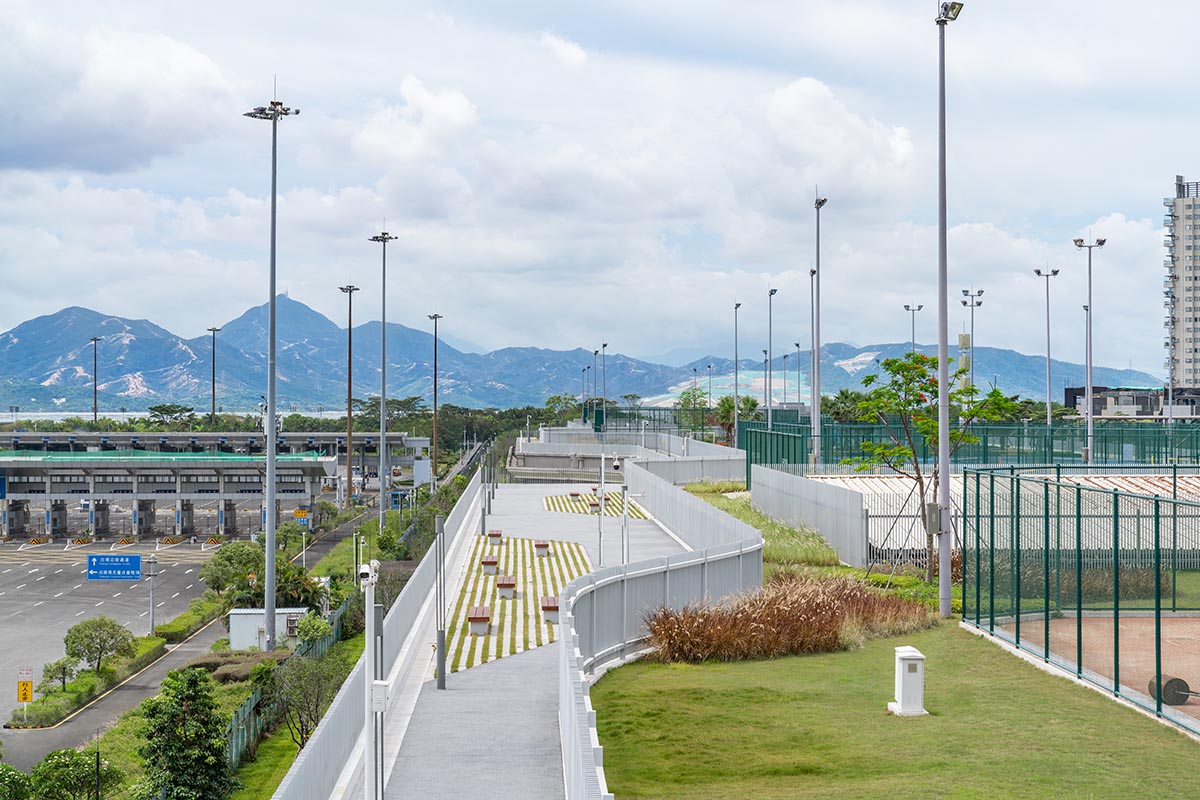 Crossboundaries converts old unused rooftop into a 1.2-km-long recreational urban strip in Shenzhen