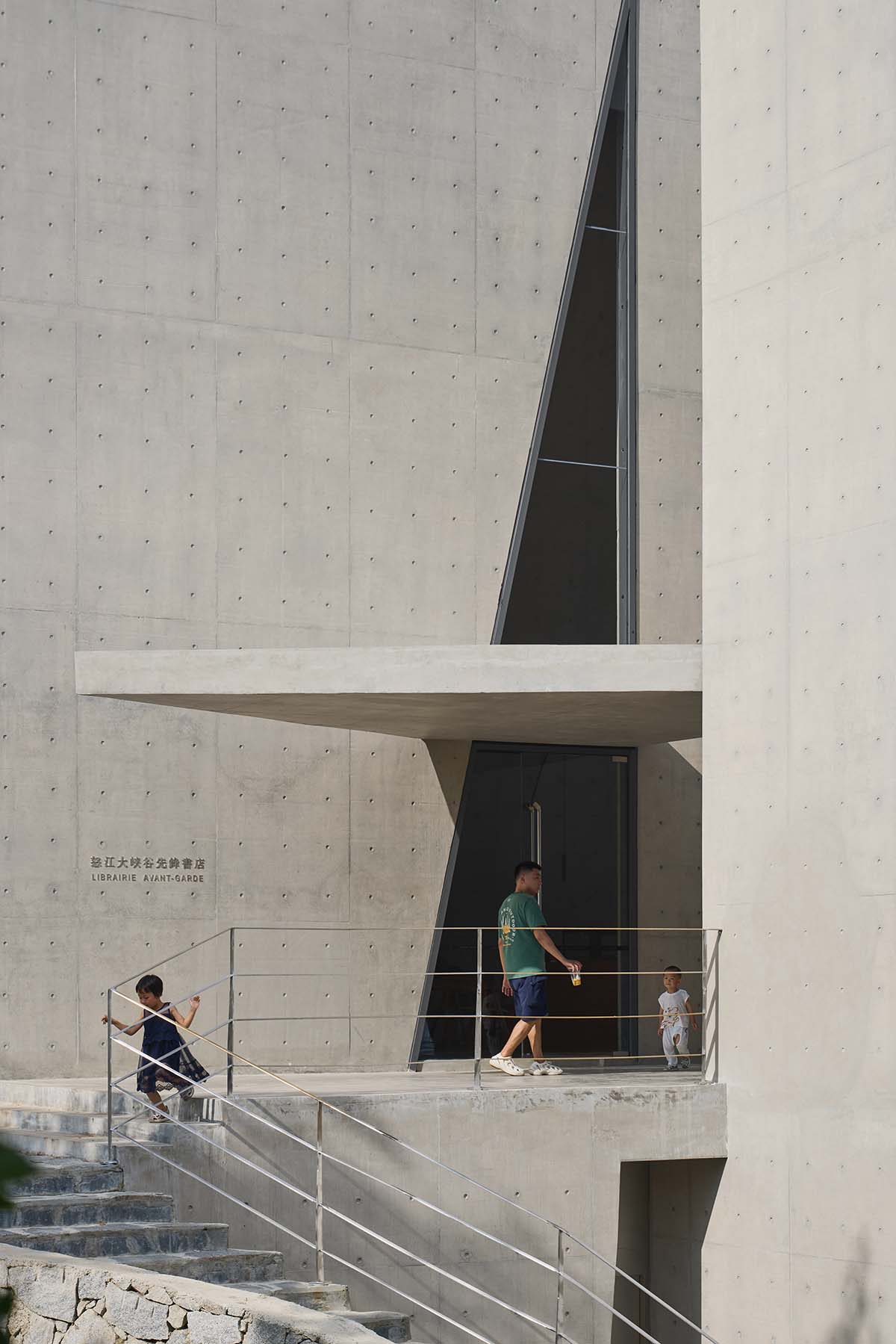 TAO completes concrete bookstore with protruding structure on a steep slope in China 