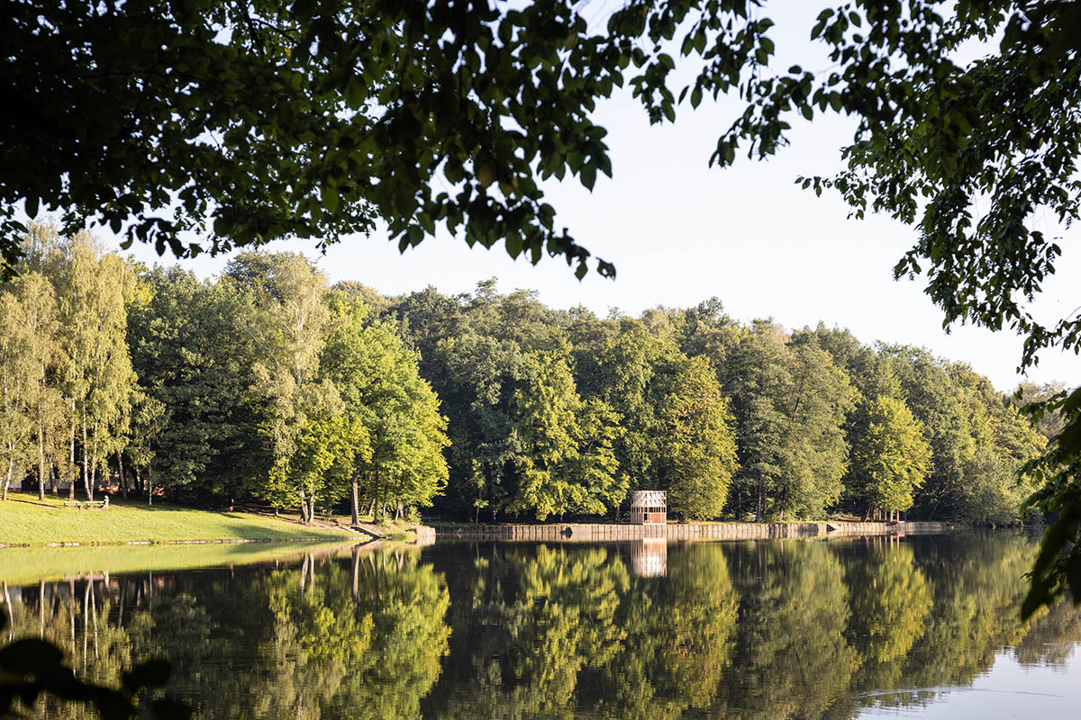 GRAU Architects built a tea house pavilion giving a ceremonial impression overlooking a lake 