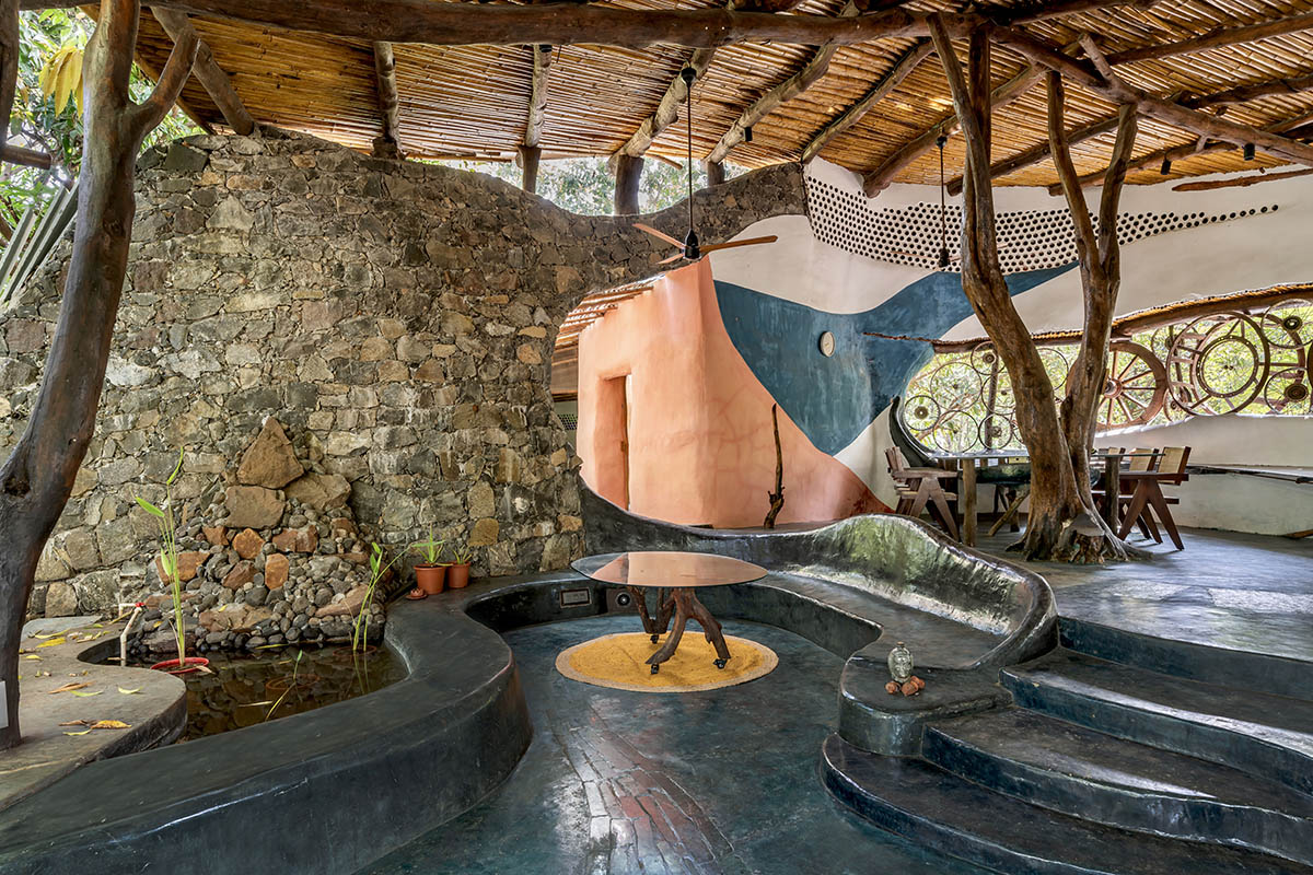Blurring Boundaries built biophilic farmhouse made of organic and curved walls near Mumbai