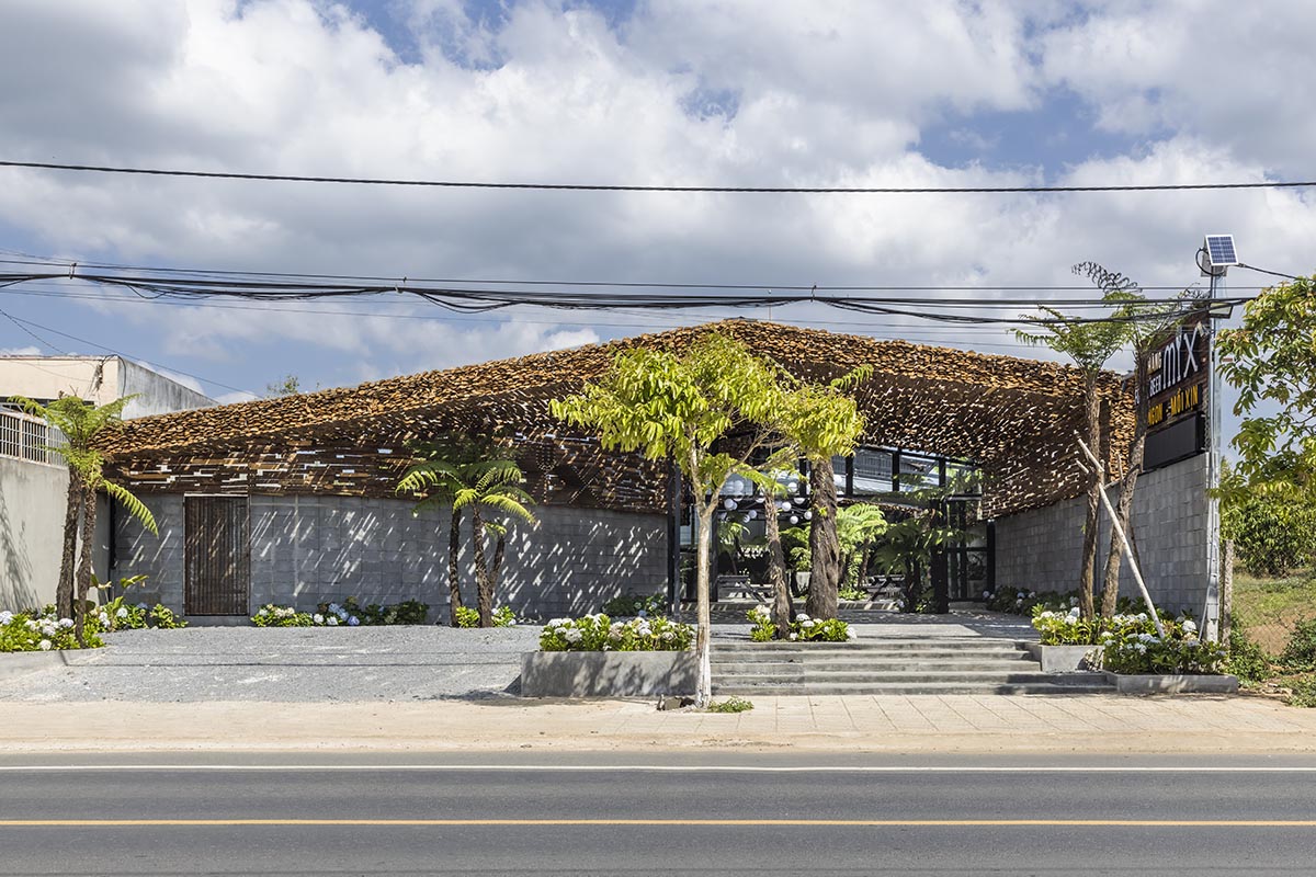 The Bloom brings thousands of woods together for the roof of Mix Restaurant in Vietnam 