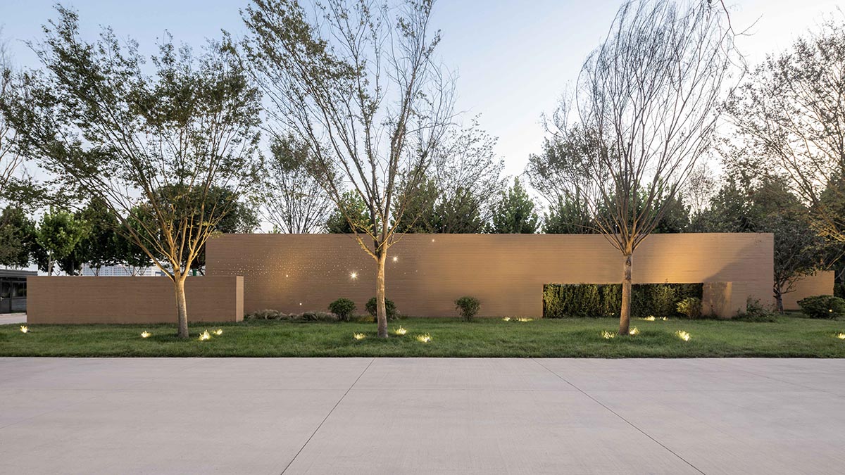 Linear placement of earth-toned walls choreographs a serene hotel by Studio A+ in China 