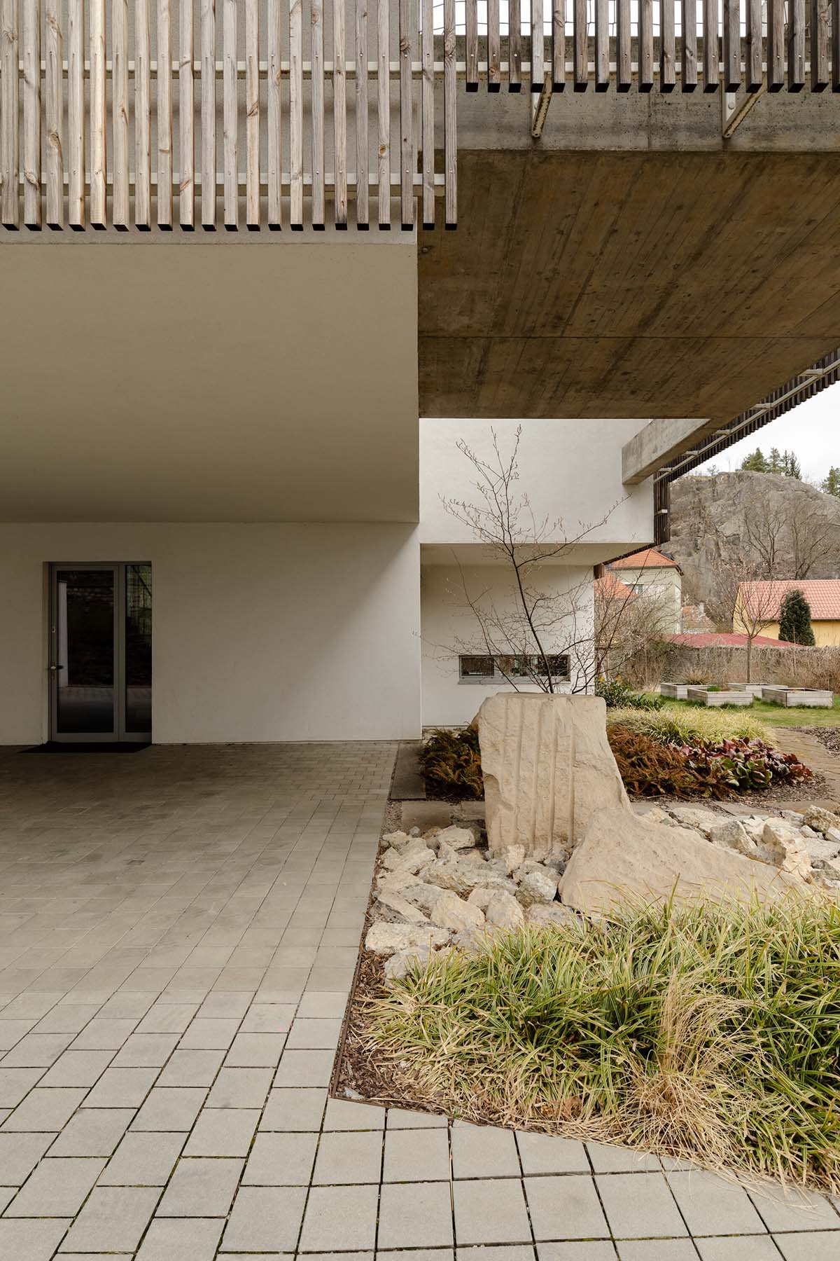 Family house by RO_AR merges two geometries with undulating grass-filled roof in the Czech Republic