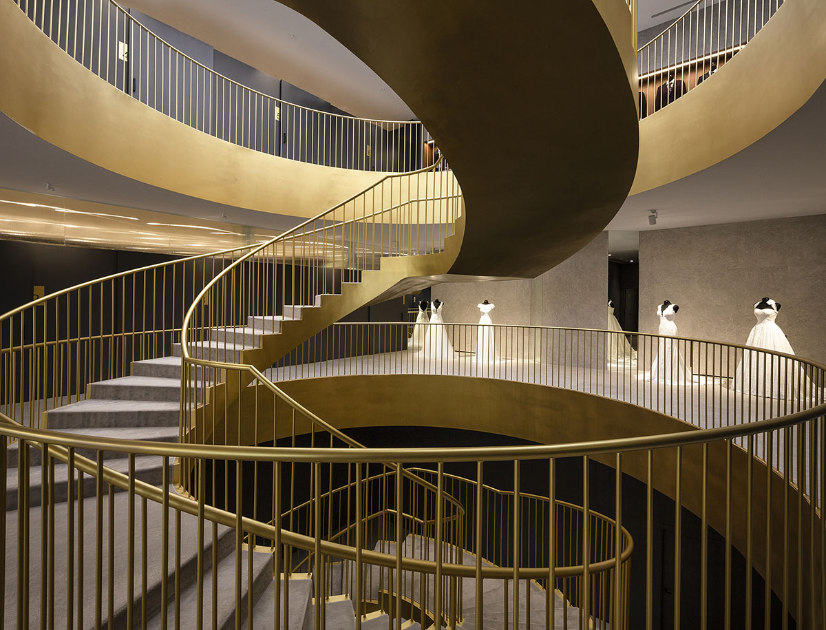 Pablo Muñoz Payá Arquitectos converts old industrial building into bridal store with golden interior