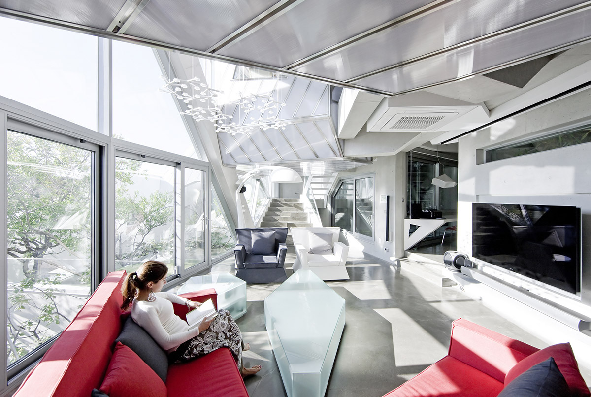 HyoMan Kim sets this polyhedron house on Bukhansan mountaintop to create climbable white petal