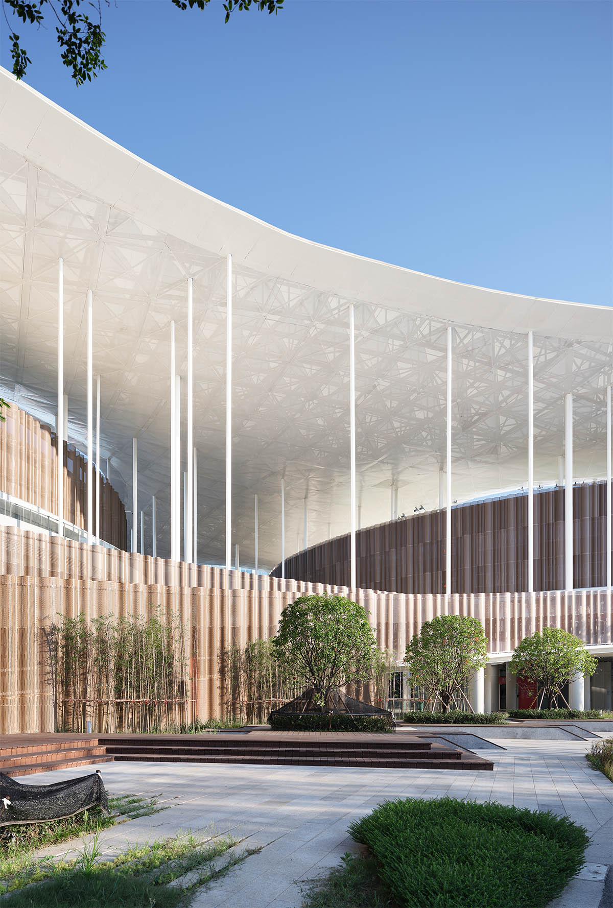 UAD completes sports cultural center with white slender columns in China