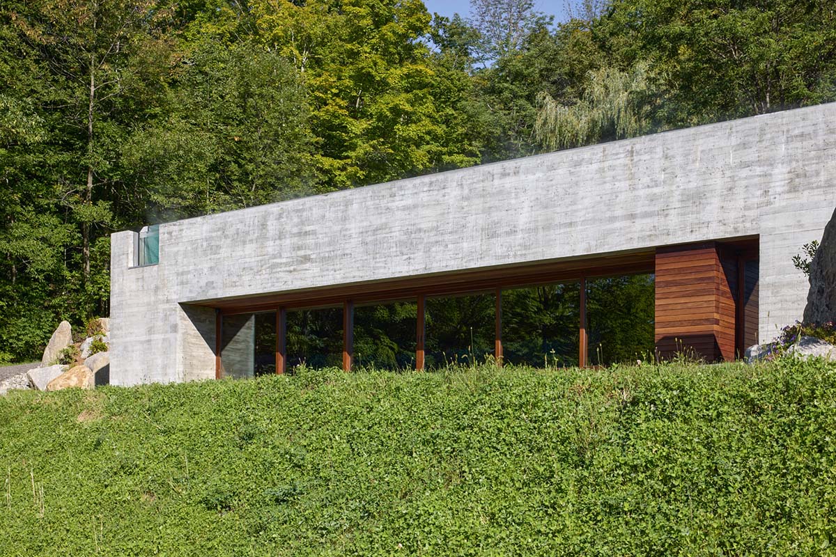 MacKay-Lyons Sweetapple Architects expands a concrete spa and thermal reserve in Quebec