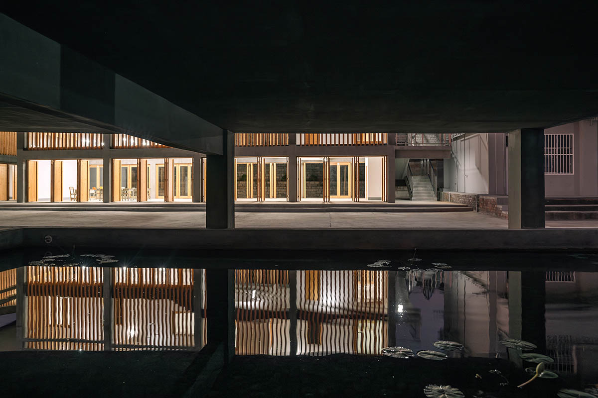 Staggered volumes define educational and cultural centre shaped around the pond in China