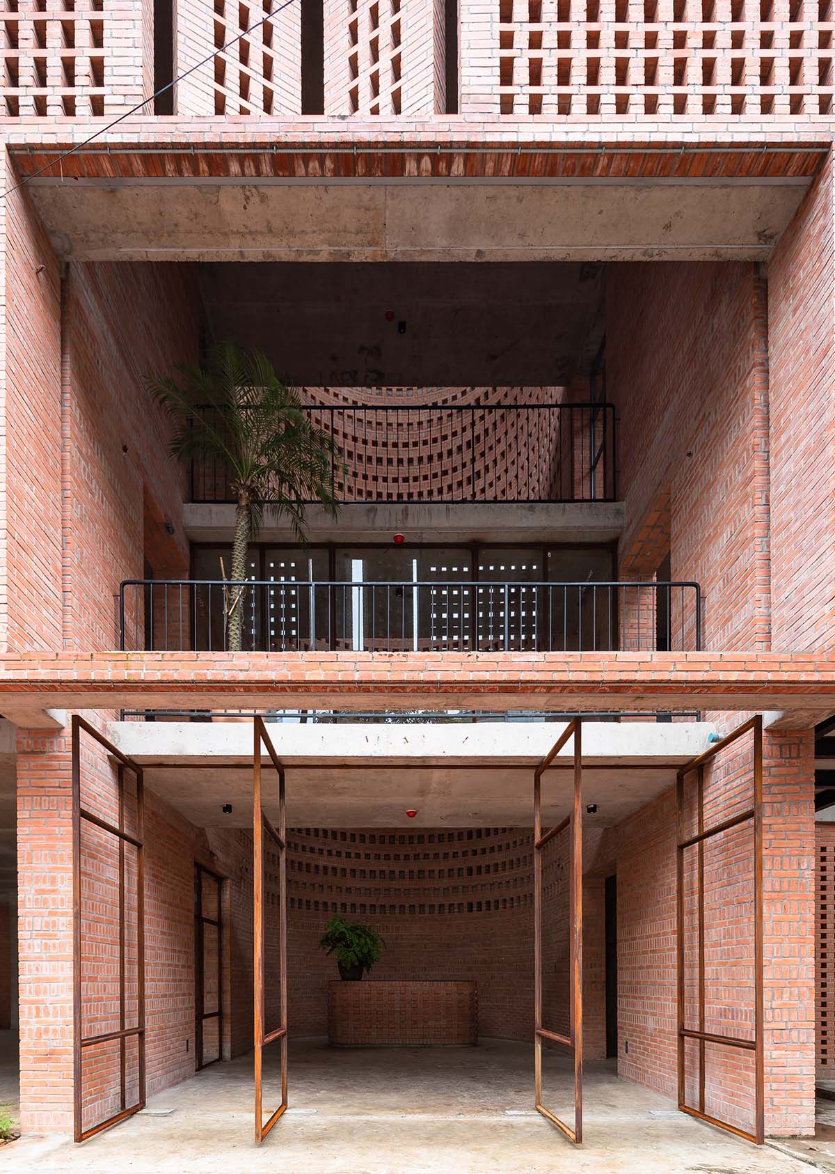 Tropical Space built an office building with a continuous vertical void in Vietnam 