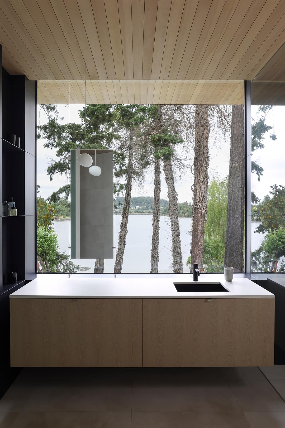 Splyce Design built a single-family home choreographed by a colonnade-lined entrance 