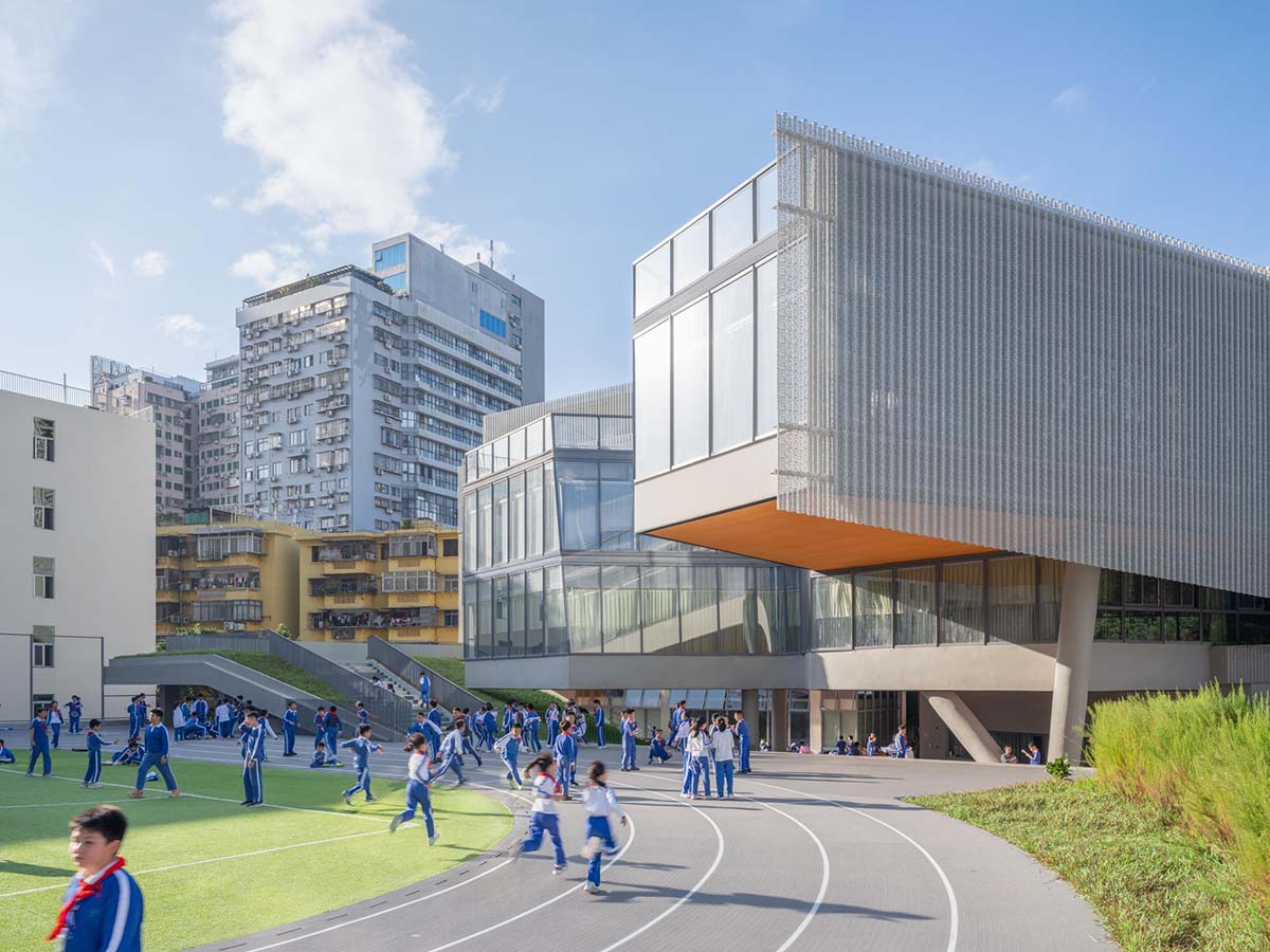 The school features large cracked slabs that serve as walls in the center of Shenzhen city