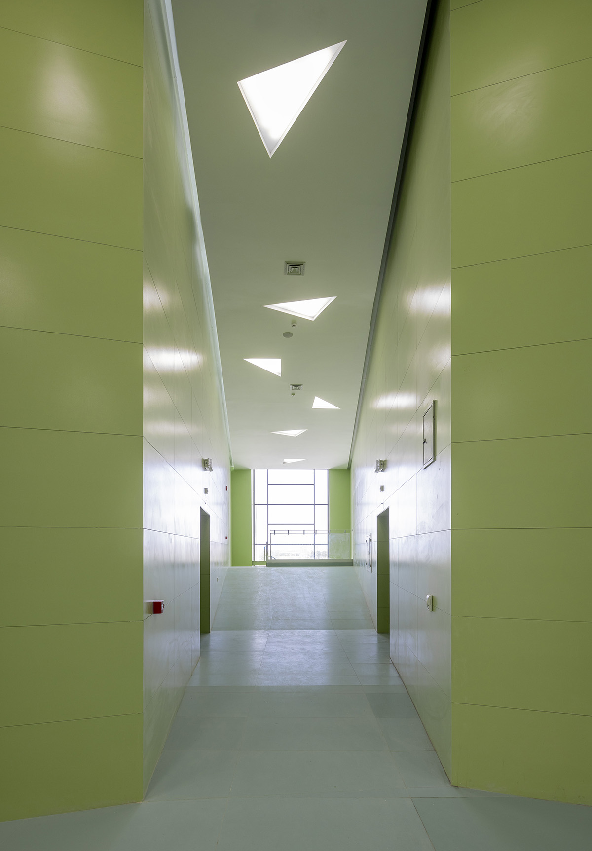 New monolithic auditorium and library at Semnan University features intricate openings and ribbons 