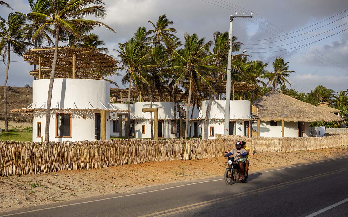 Lins Arquitetos Associados built village comprised of circular chalets overlooking coconut groves 