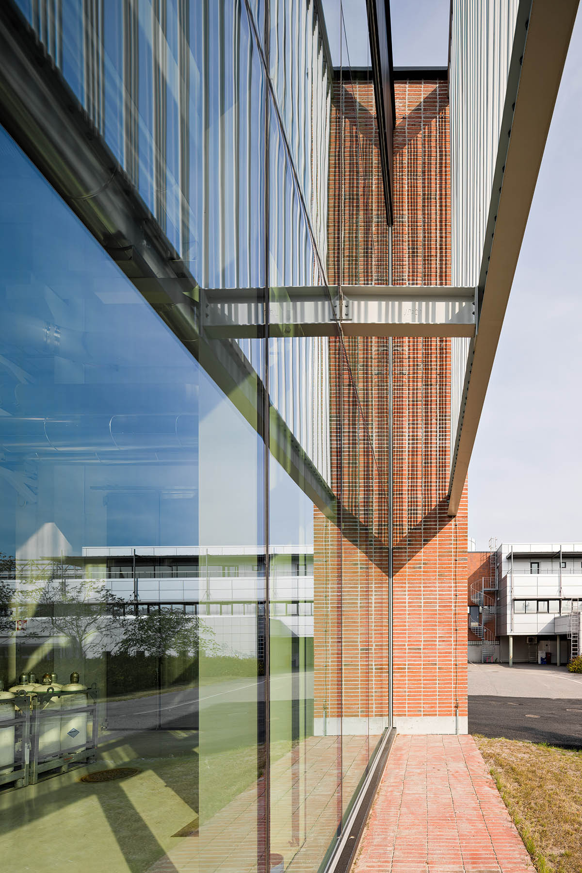 Virkkunen & Co Architects completes heat pump building with longitudinal brick walls in Finland 